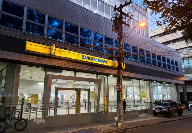 Policial foi abordado em frente ao Banco do Brasil