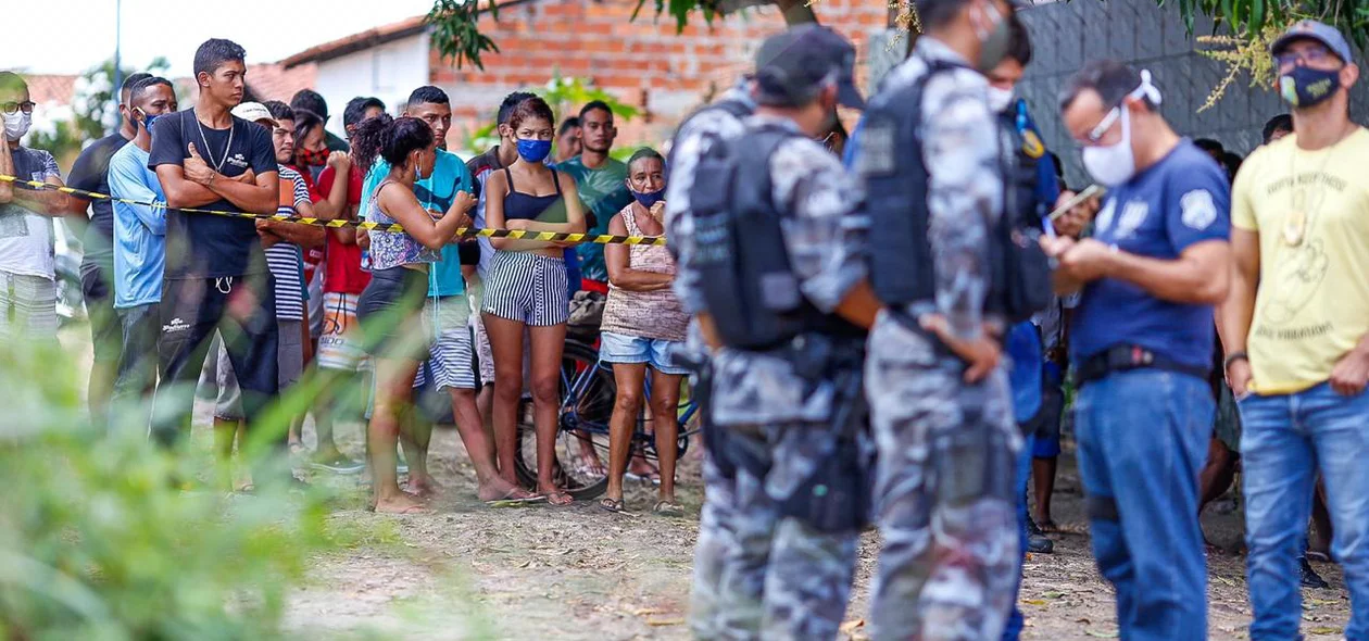 Populares no local do crime 