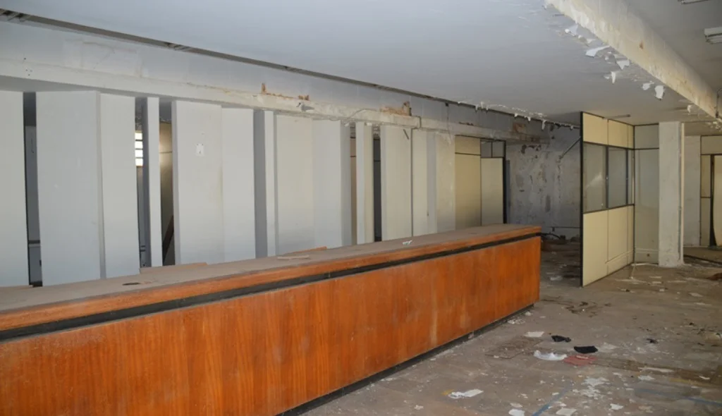 Prédio está em ruinas