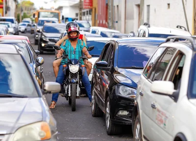 Trânsito lento no centro de Teresina