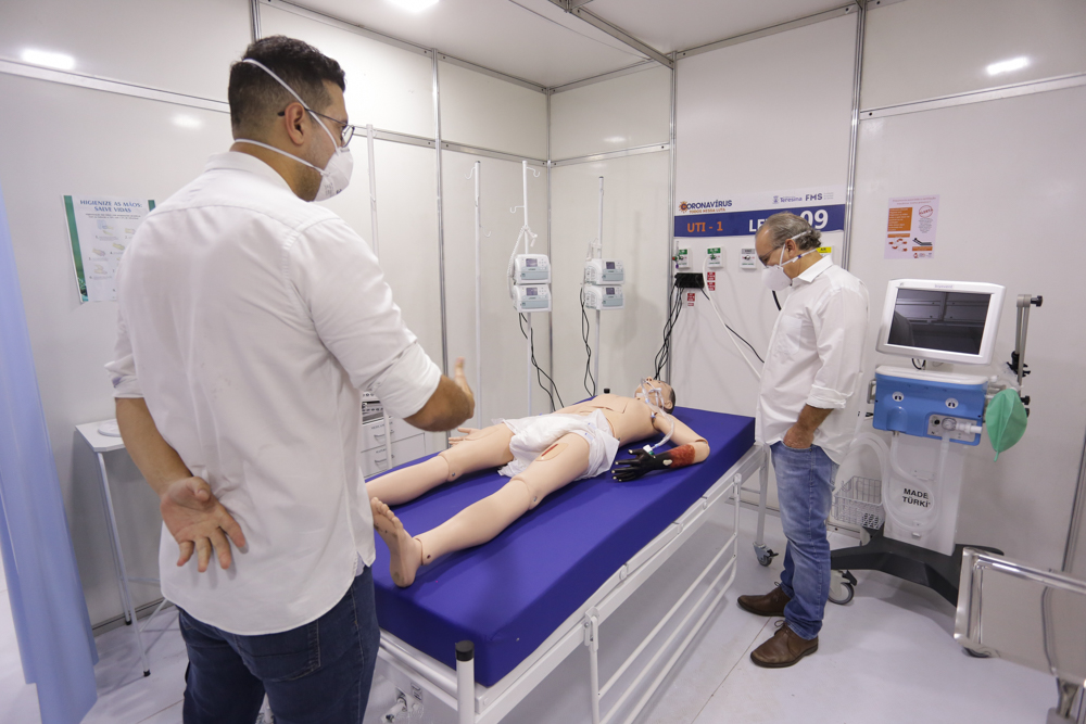 Firmino Filho visutou leitos de UTI no Hospital de Campanha