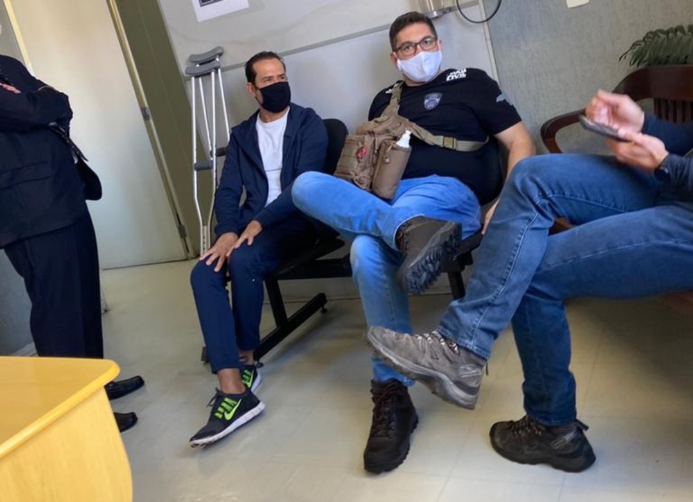 Ricardo Nunes, fundador da Ricardo Eletro, de máscara preta, em delegacia de São Paulo
