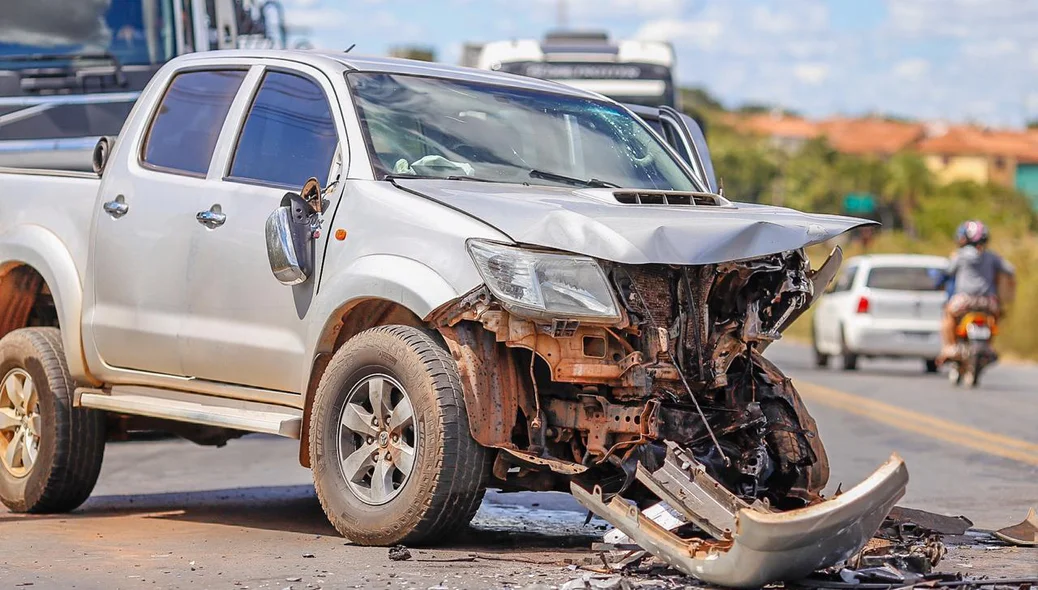 A frente do veículo Hilux ficou destruída 