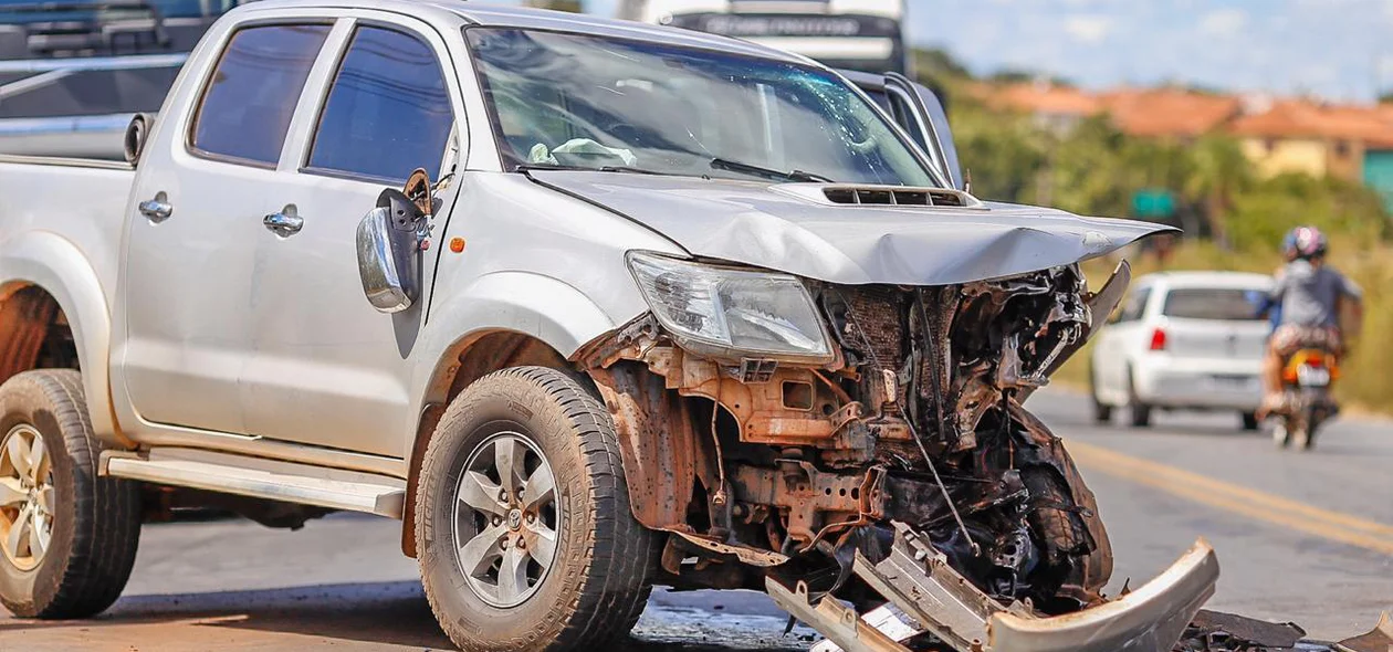 A frente do veículo Hilux ficou destruída 