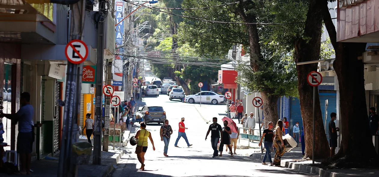 Movimentação na Rua Álvaro Mendes