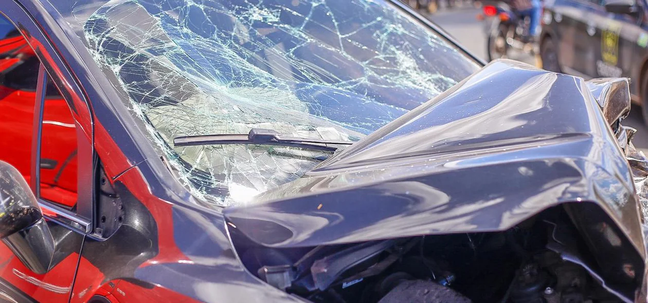 O vidro do carro trincou devido a colisão