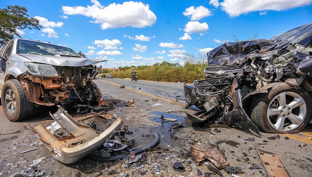 Os carros ficaram destruídos 