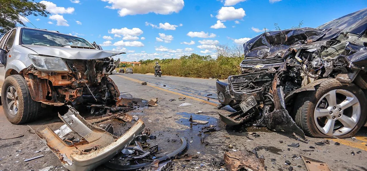 Os carros ficaram destruídos 