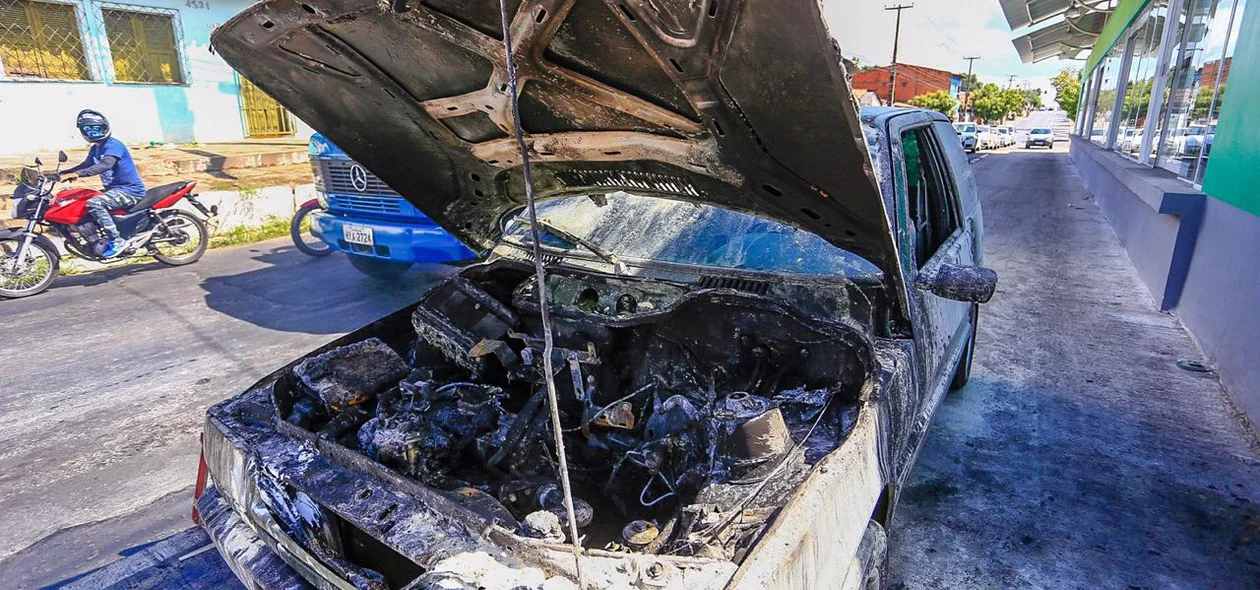Carro estava em deslocamento quando ocorreu o incêndio