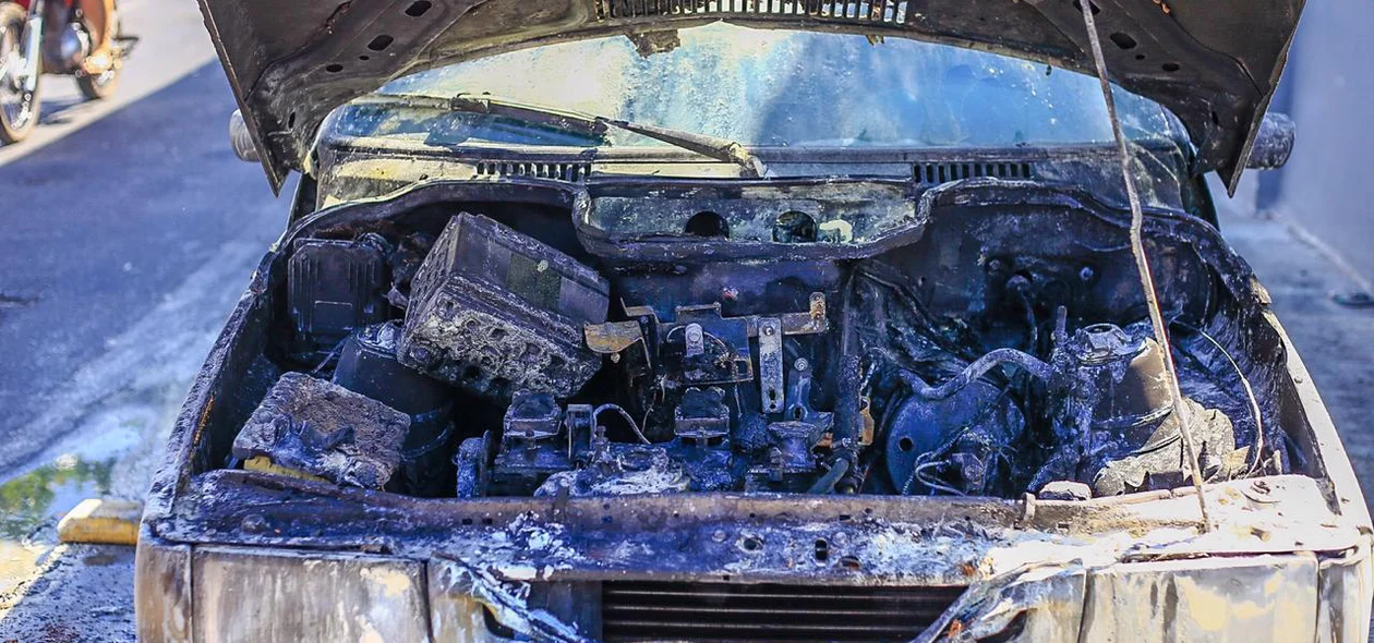 Carro fica completamente destruído 
