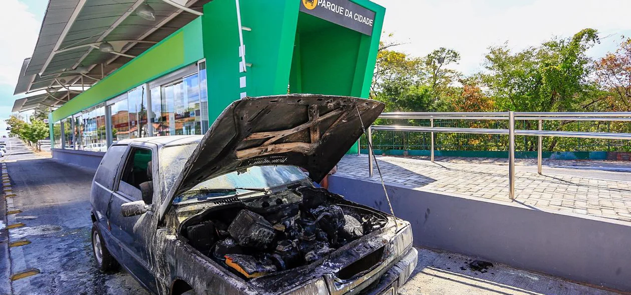 Carro pega fogo na Av. Duque de Caxias 