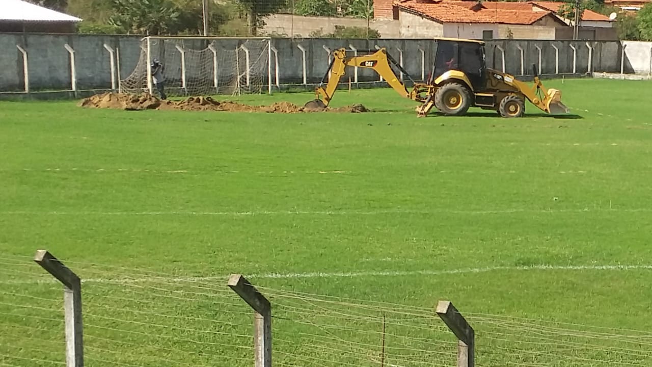 Genival Bezerra visita obra de drenagem do Estádio Municipal João Filomeno