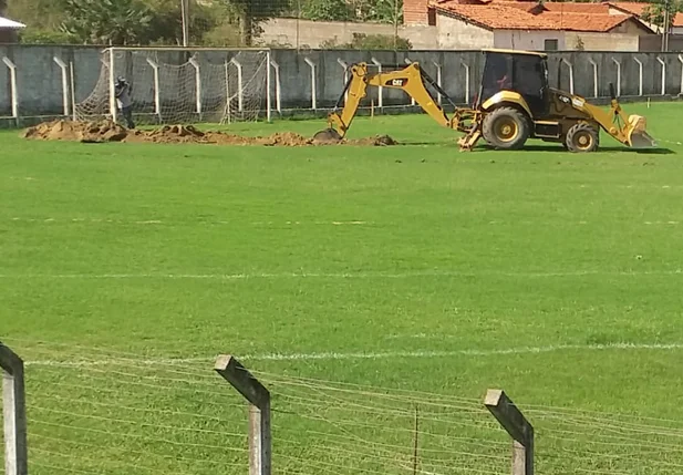 Genival Bezerra visita obra de drenagem do Estádio Municipal João Filomeno