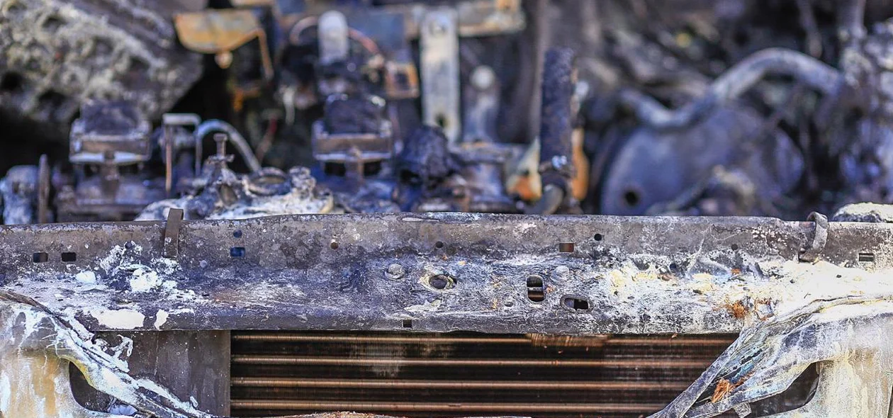 O veículo ficou completamente destruído