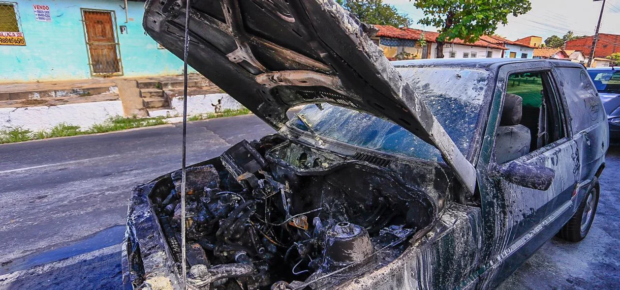 Pessoas próximos do local conseguiram apagar o incêndio 