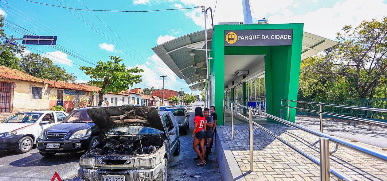 Veículo pega fogo na zona Norte de Teresina 