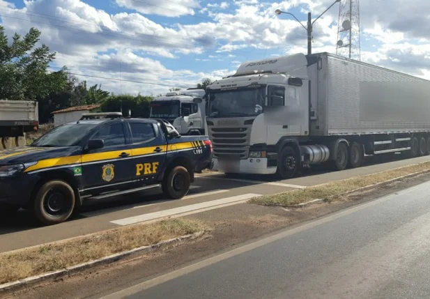 Carreta apreendida pela PRF