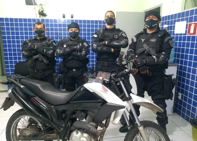 Motocicleta encontrada com os suspeitos