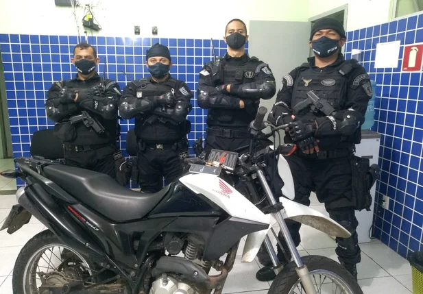 Motocicleta encontrada com os suspeitos