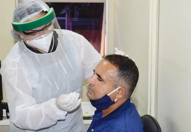 Paciente realizando teste para Covid-19