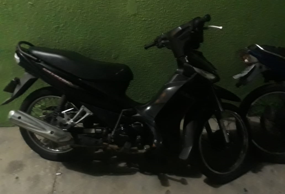 Motocicleta encontrada com o suspeito no Dirceu