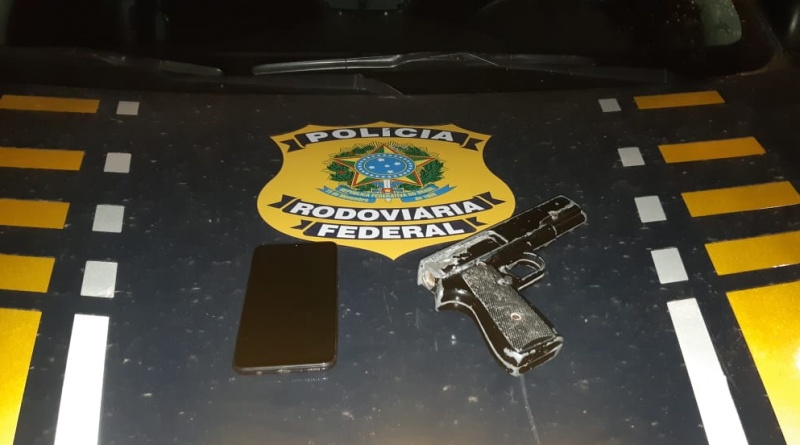 Polícia Rodoviária Federal apreendeu arma e o celular da vítima