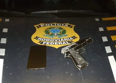 Polícia Rodoviária Federal apreendeu arma e o celular da vítima