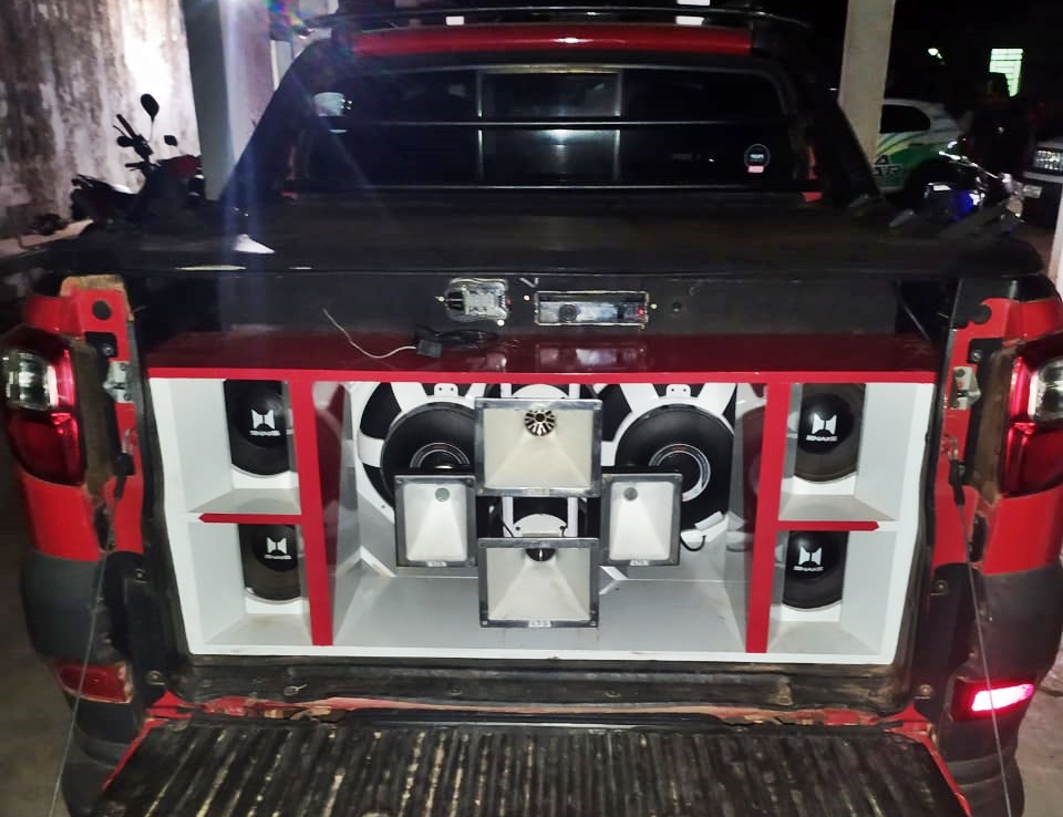 Carro apreendido com som alto