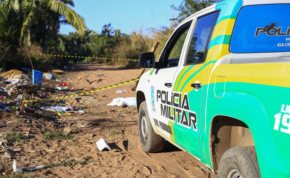 Viatura da Polícia Militar no local de crime