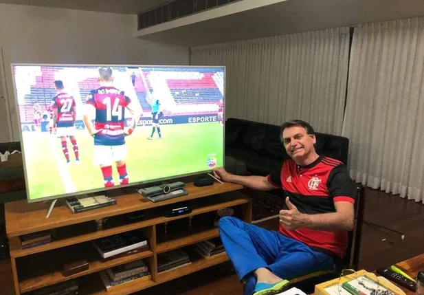Bolsonaro posta foto assistindo à final do Campeonato Carioca no SBT