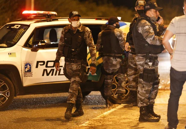 Policiais no local da ocorrência