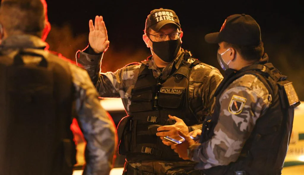 Policiais revidaram os disparos
