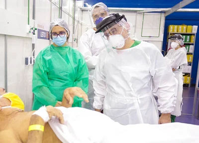 Prefeito Firmino Filho visitando hospital