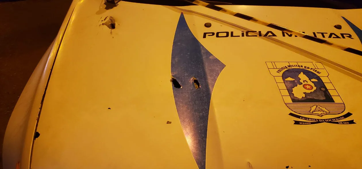 Viatura da PM foi atinginda pelos criminosos