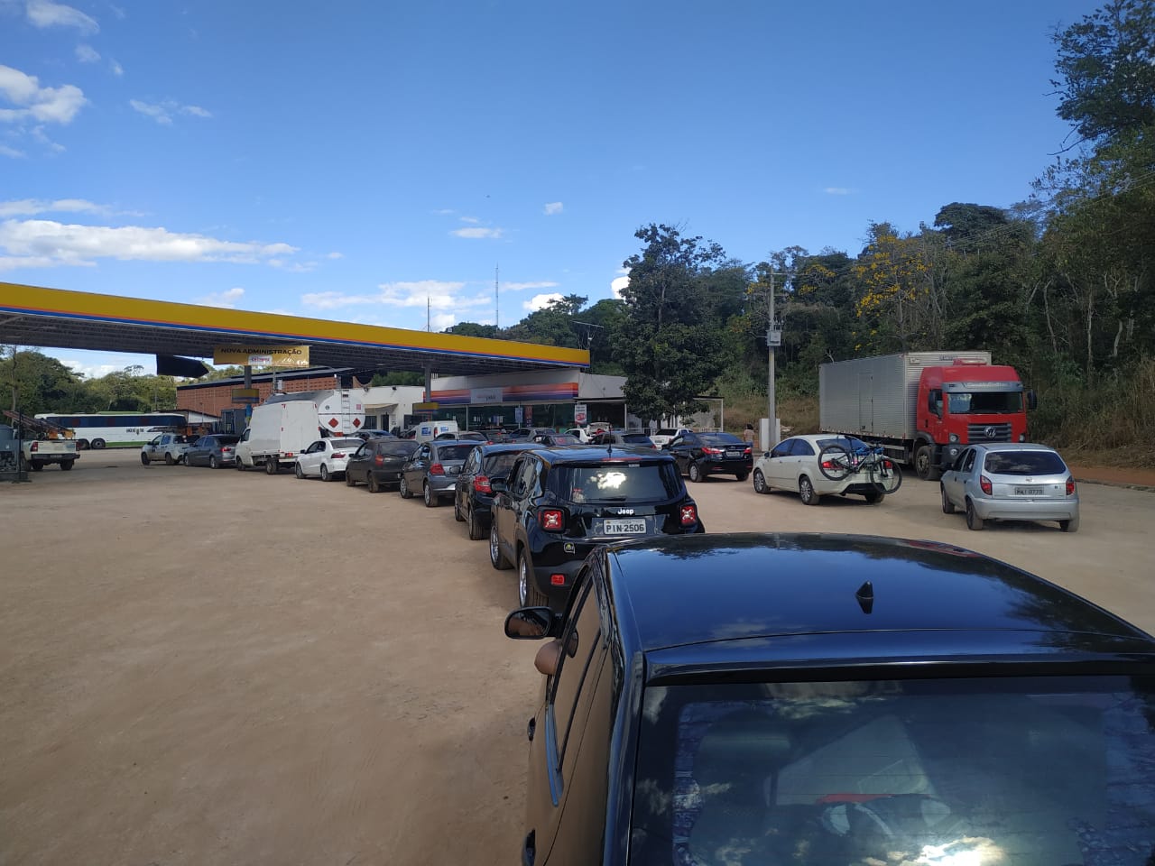 Motoristas enfrentam longas filas para abastecer