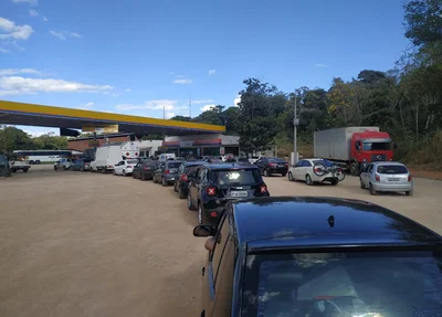 Motoristas enfrentam longas filas para abastecer