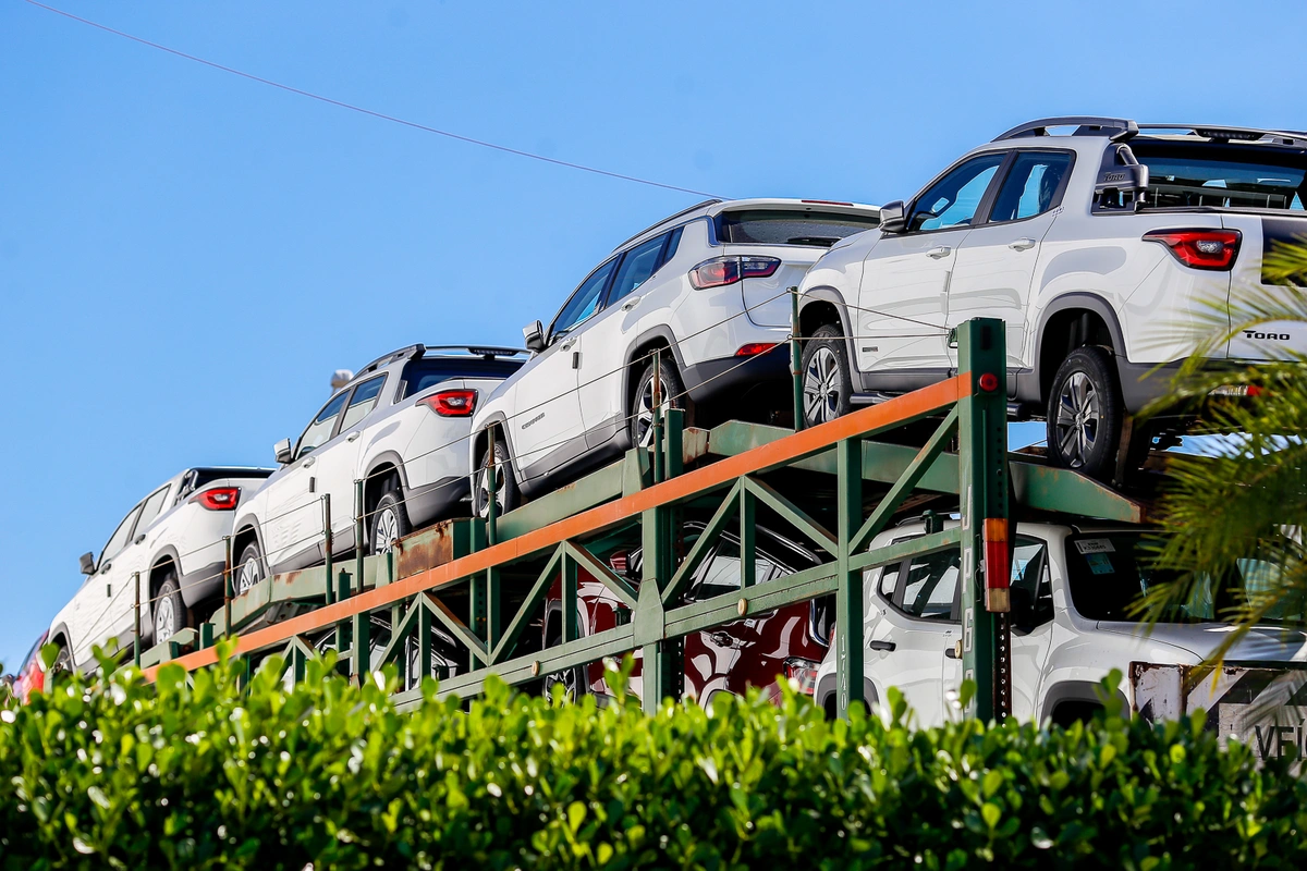 Cegonha com carros na concessionária 