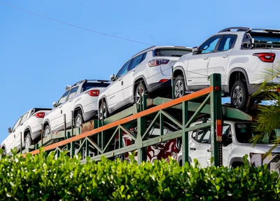 Cegonha com carros na concessionária 
