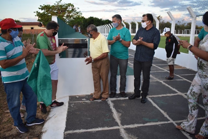 Prefeito Júnior Percy inaugura estádio