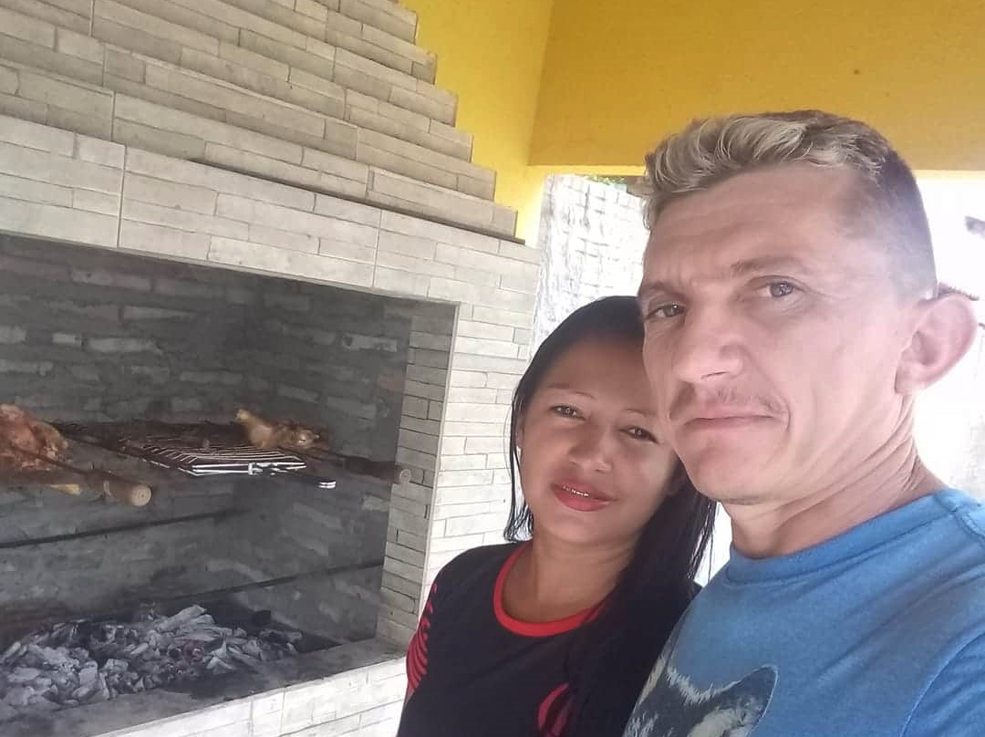 Rocha Brito ao lado da vítima, que foi encontrada morta