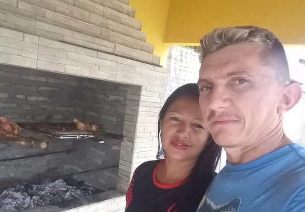 Rocha Brito ao lado da vítima, que foi encontrada morta