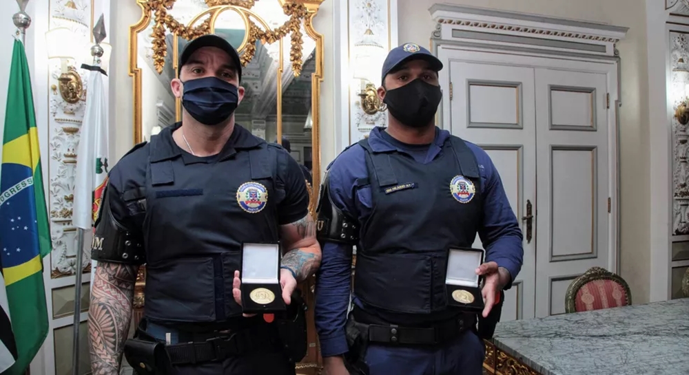 Guardas humilhados por desembargador em Santos são homenageados