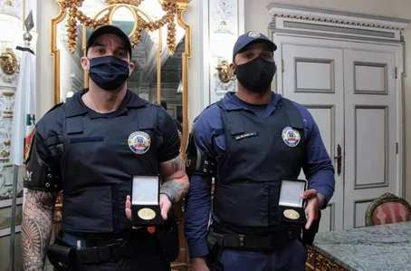 Guardas humilhados por desembargador em Santos são homenageados