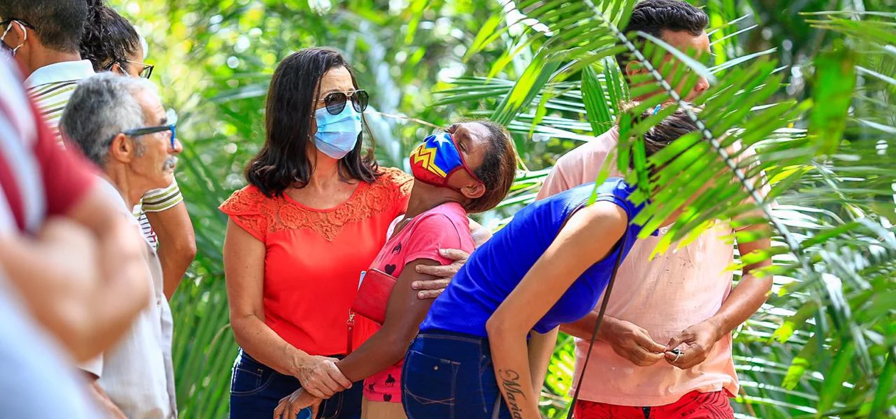 Mãe da vítima desesperada ao encontrar o corpo do filho