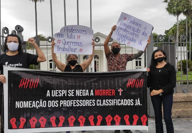 Manifestação aconteceu em frente ao Palácio de Karnak