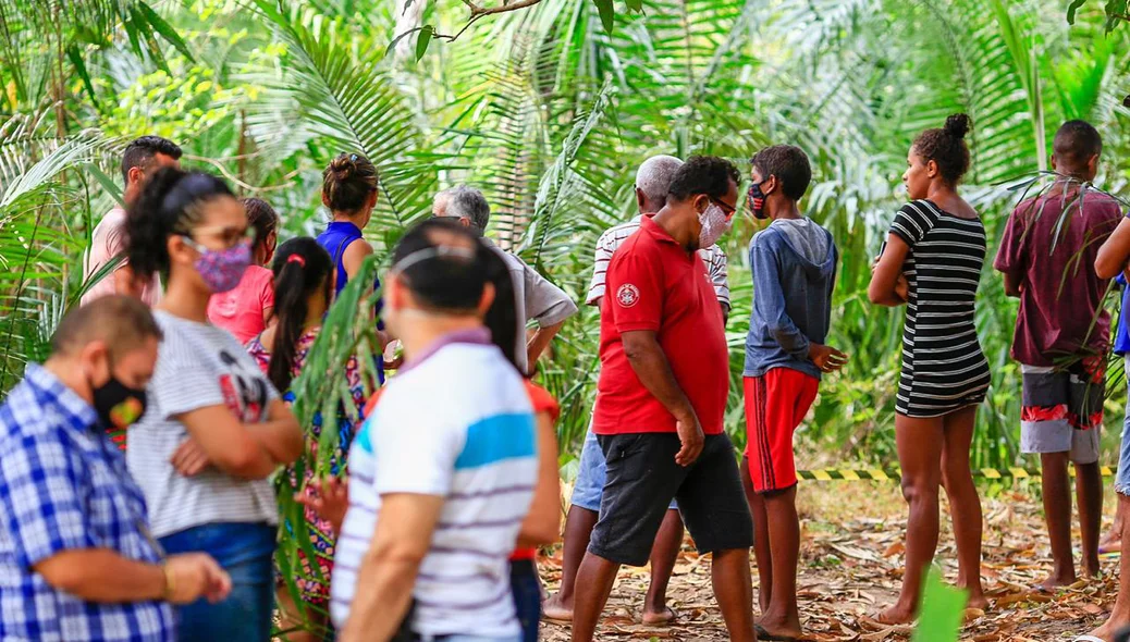 Muitas pessoas se aglomeraram no local  onde o corpo foi encontrado