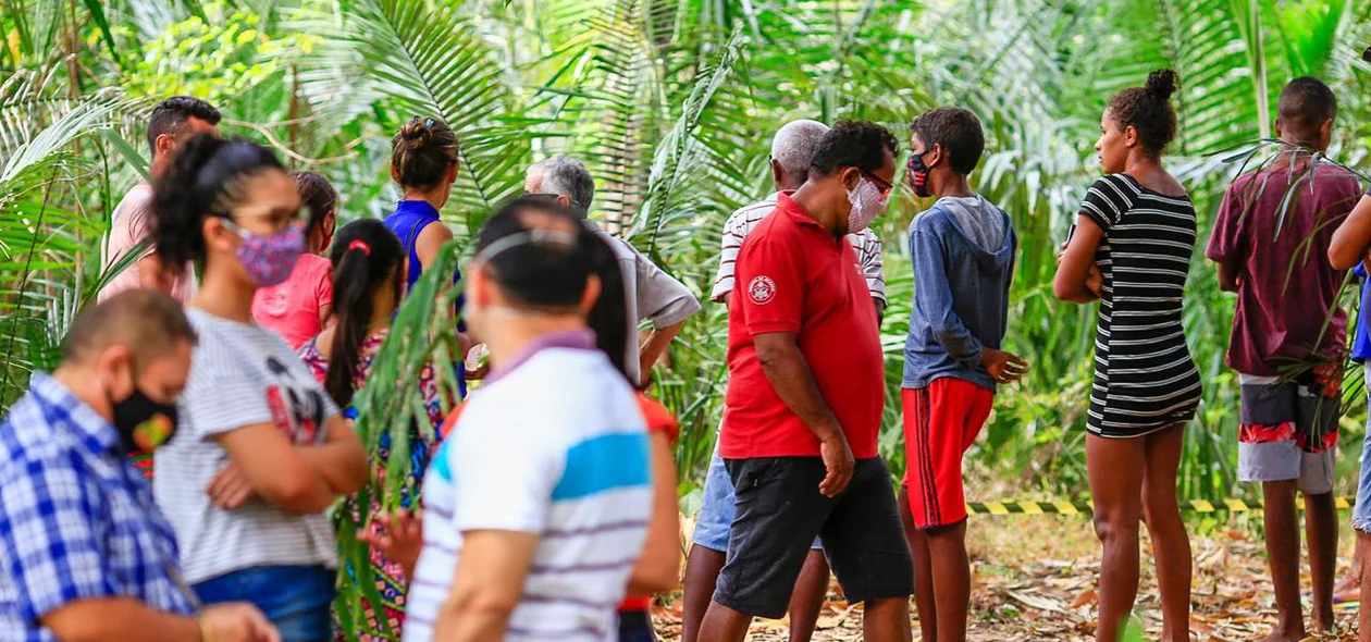 Muitas pessoas se aglomeraram no local  onde o corpo foi encontrado