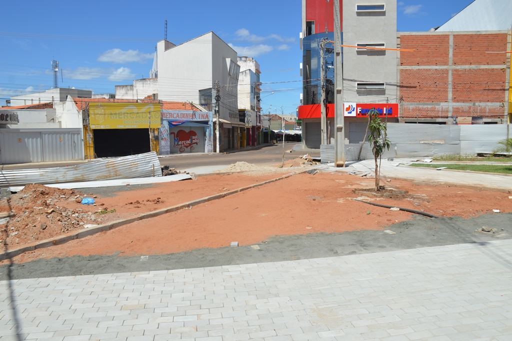 Obra parou por falta de material