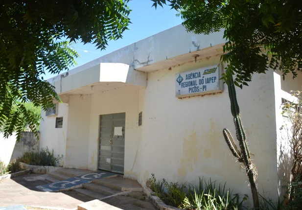 Prédio onde seria instalado IML de Picos continua abandonado
