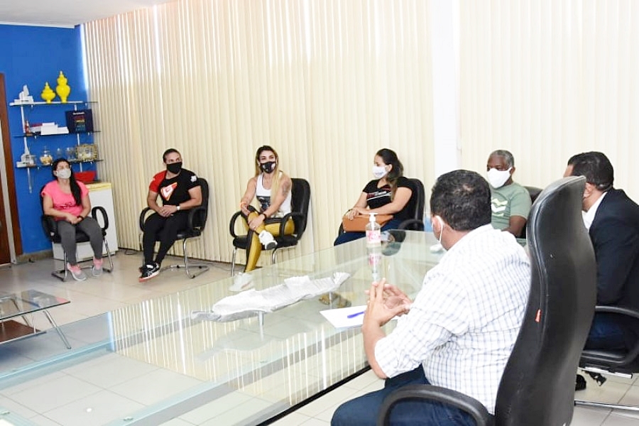 Reunião com representantes de academia